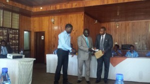 Director General assisting the Deputy Minister to present the Certificate